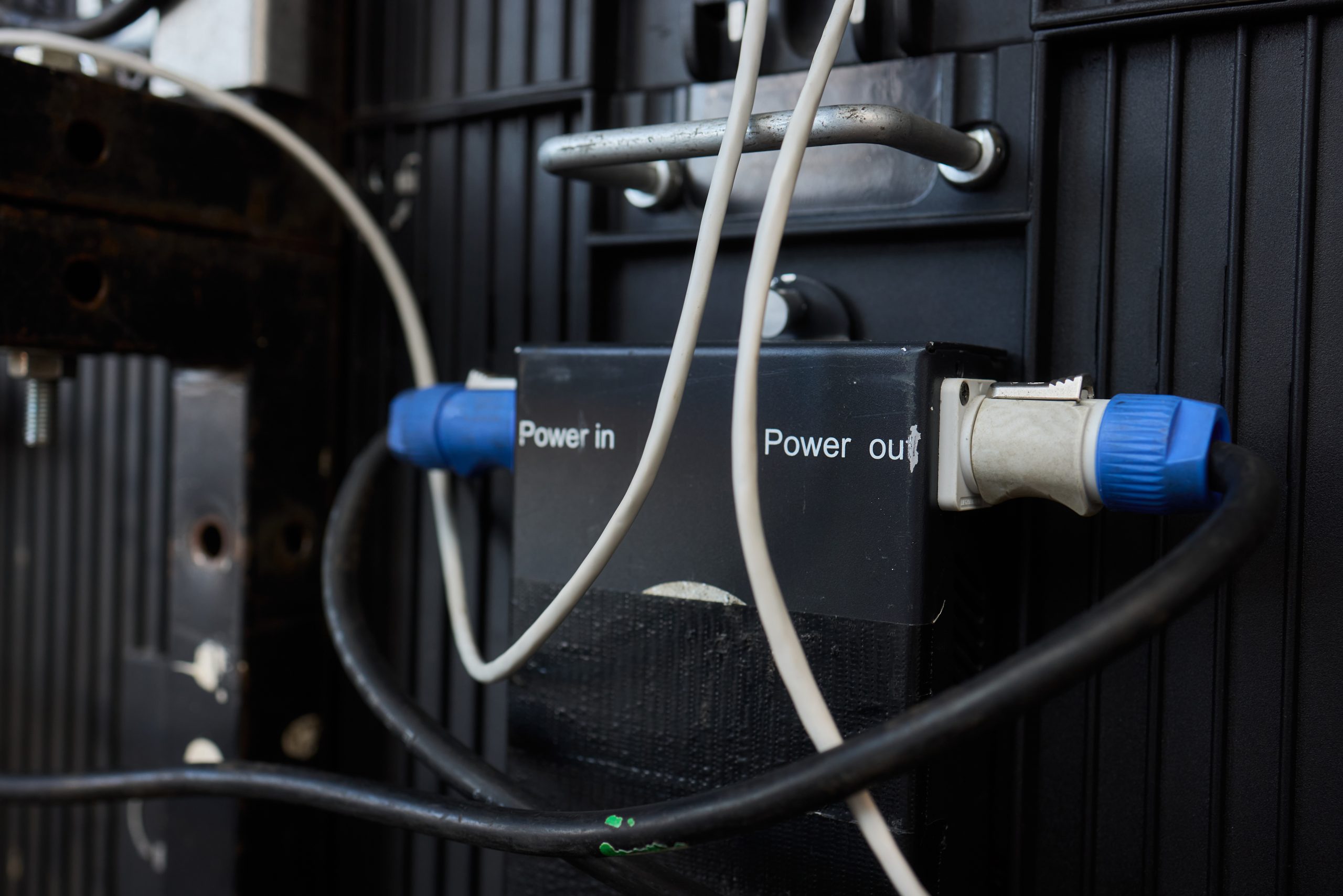 Instalacja baterii kompensacji energii biernej, pojemnościowej lub indukcyjnej